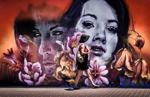 Femme en face de graffiti