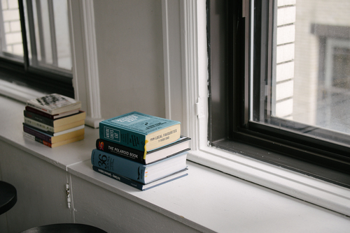 Böcker på en avsats fönster