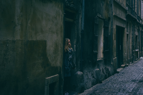 Lady in oude straat