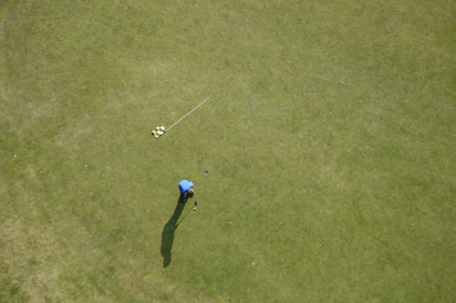 Homem jogando golfe