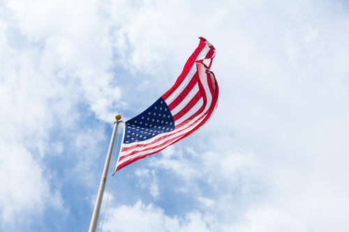 Bandera de Estados Unidos en el cielo
