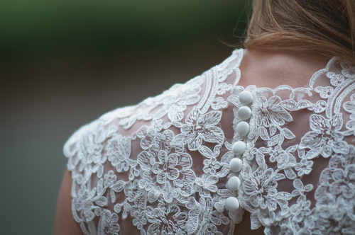 Vestido de encaje y botones