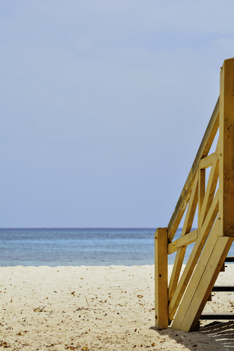 Playa con escaleras de madera