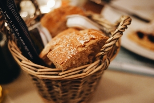 Tranches de pain dans le panier
