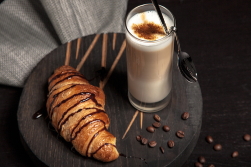 Croissant şi alb cafea