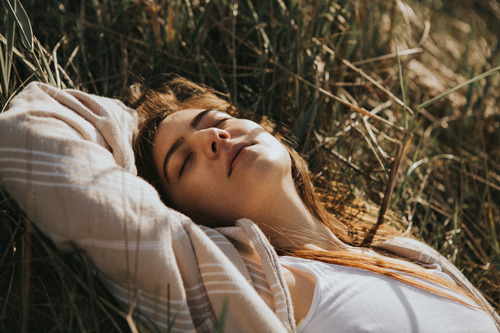 Fille dans l’herbe