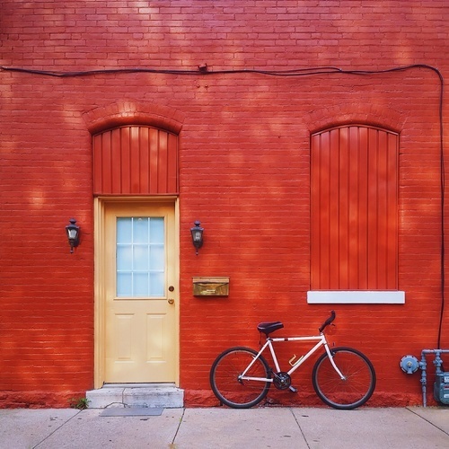Червоний фасаду і велосипед