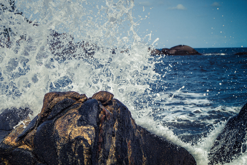 Olas golpeando la roca