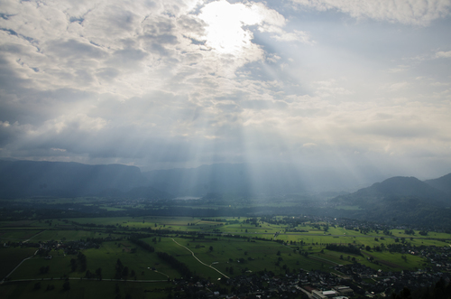 Soleil à travers les nuages