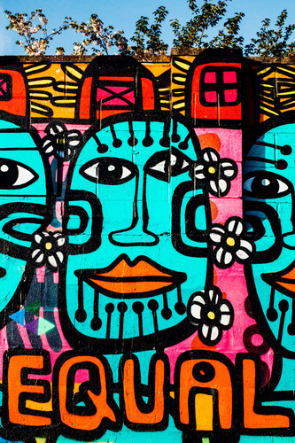 Peinture murale brique de visages