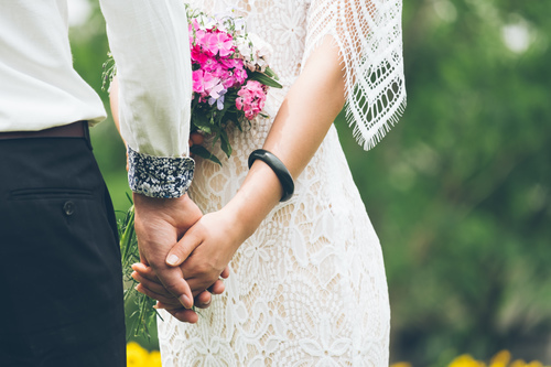 Bruid en bruidegom handen te houden