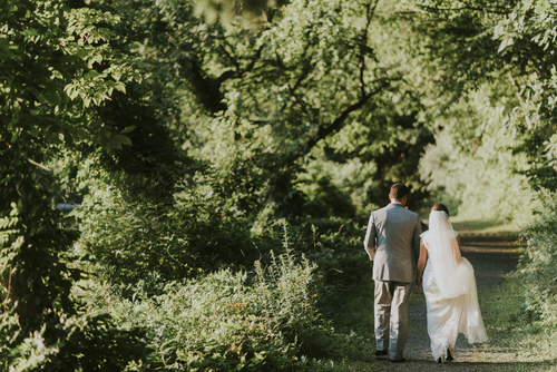 Bruid en bruidegom lopen in bos