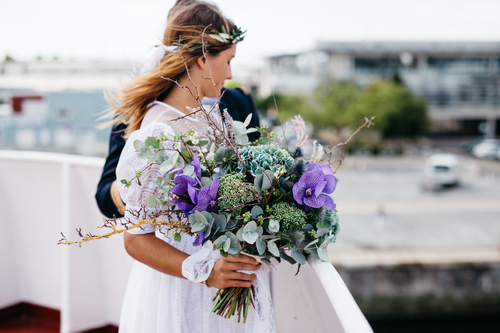 Tenant un grand bouquet de la mariée