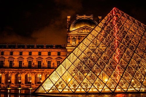 Pirámide del Louvre brillante