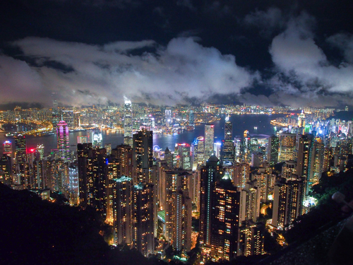 Ciudad brillante en la noche