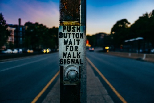 Нажмите пешеходных сигнала