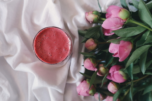 Koffie en roze bloemen