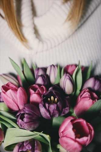 Dame avec tulipes