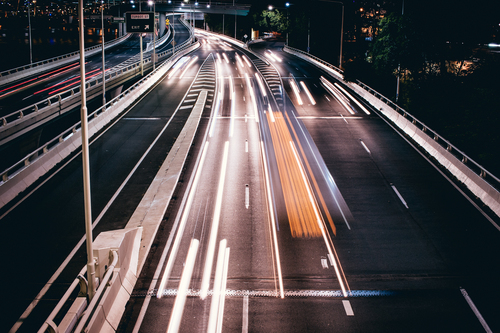 Autostrada veloce durante la notte