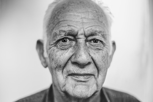 Oude man in zwart-wit