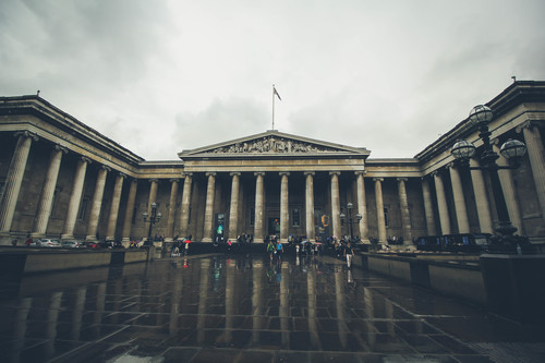 Chuva na frente do Museu Britânico