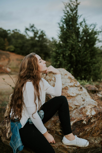 Femme qui pose dans la nature