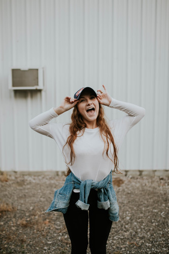 Chica feliz con una gorra de béisbol