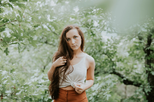 Fille de Brunette parmi des branches