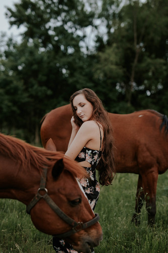 Fille avec deux chevaux