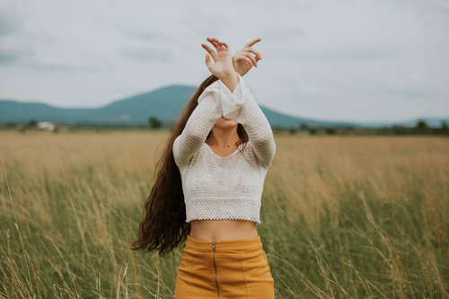 Ragazza nel campo immagine