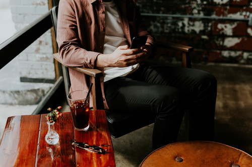 Hombre en el café