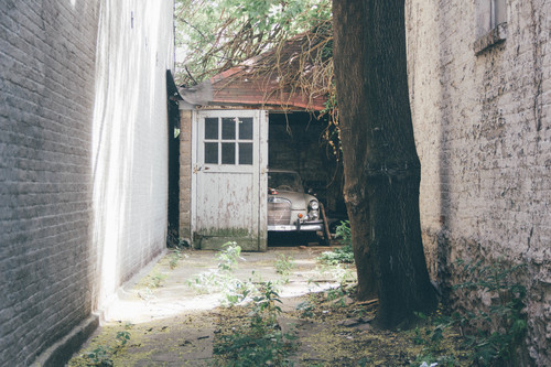 Vintage coche detrás de la puerta