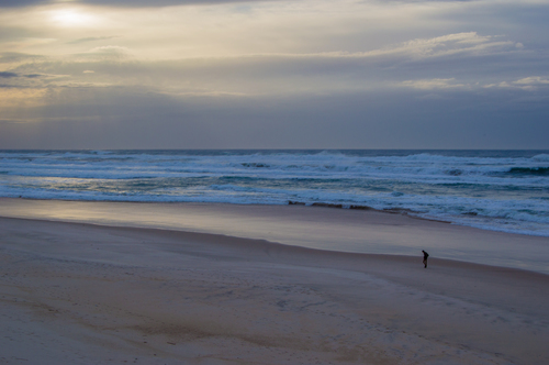 Plage à la tombée de la nuit