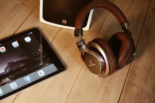Hnědý sluchátka a iPad