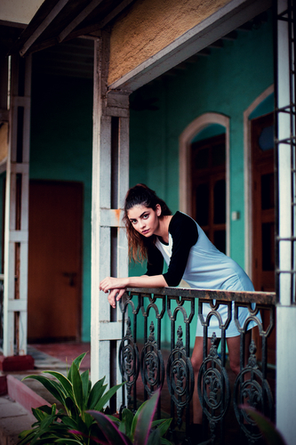 Брюнетка дівчина на балконі