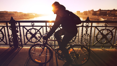 Человек на велосипеде, пересекая мост