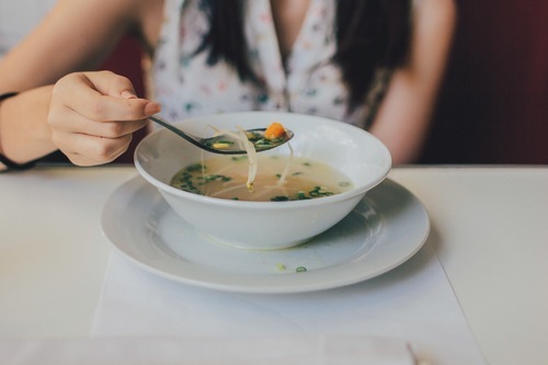 Garota comendo sopa