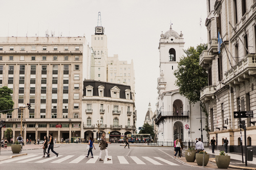 Chodce na přechodu v Buenos Aires, Argentina