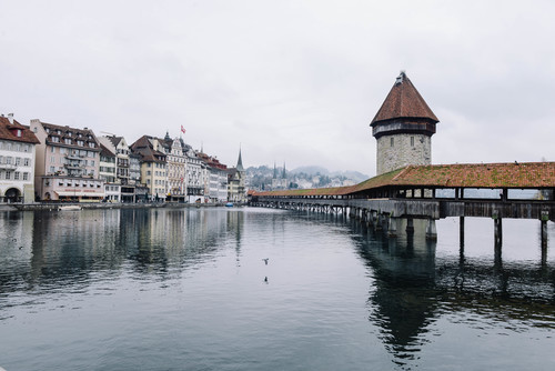 Edifici sulla riva di un lago a Lucerna