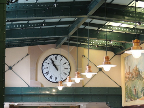Lâmpadas e relógio numa estação de trem