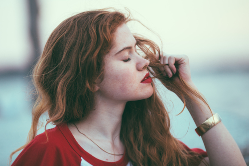 Fille avec rouge à lèvres