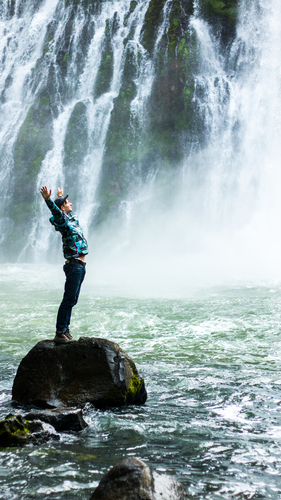 Uomo sotto cascate