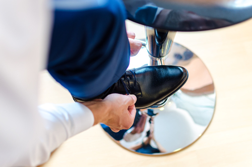 Hombre de negocios se pone zapatos elegantes (Unsplash) .jpg