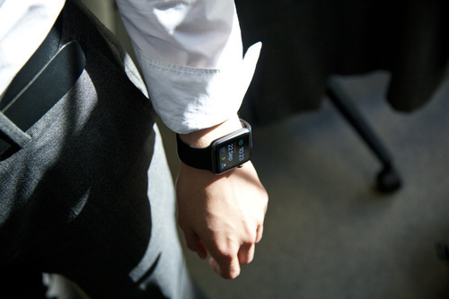 Man met een smartwatch
