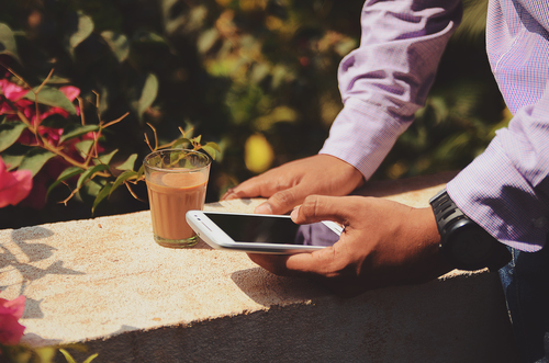 Empresário com café ao ar livre