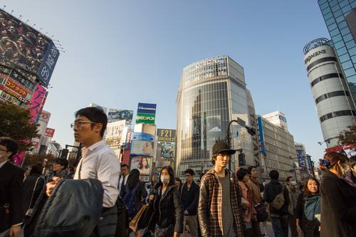 Занят японских тротуаре, переполненном с людьми