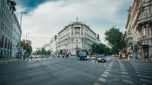 Carrefour occupé dans la journée à Budapest (Unsplash) .jpg
