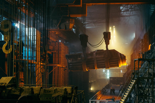 Напряженного дня в сталелитейного завода