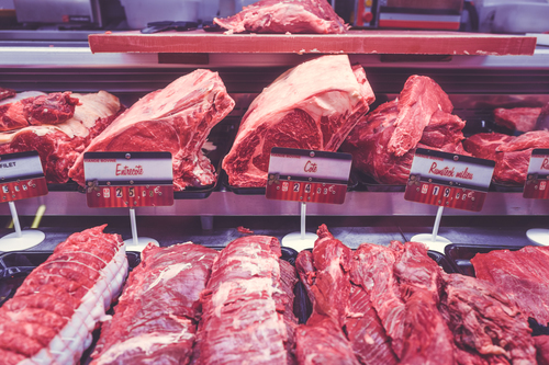 Viande sur étagères