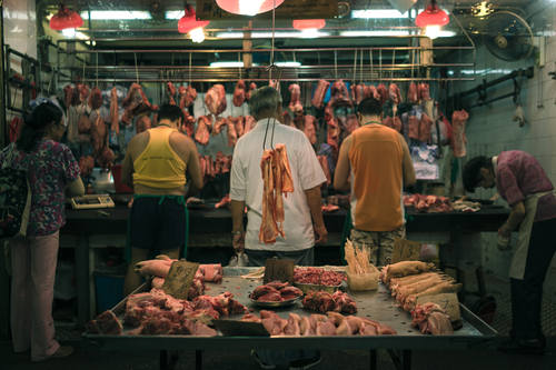 Boucherie avec des gens